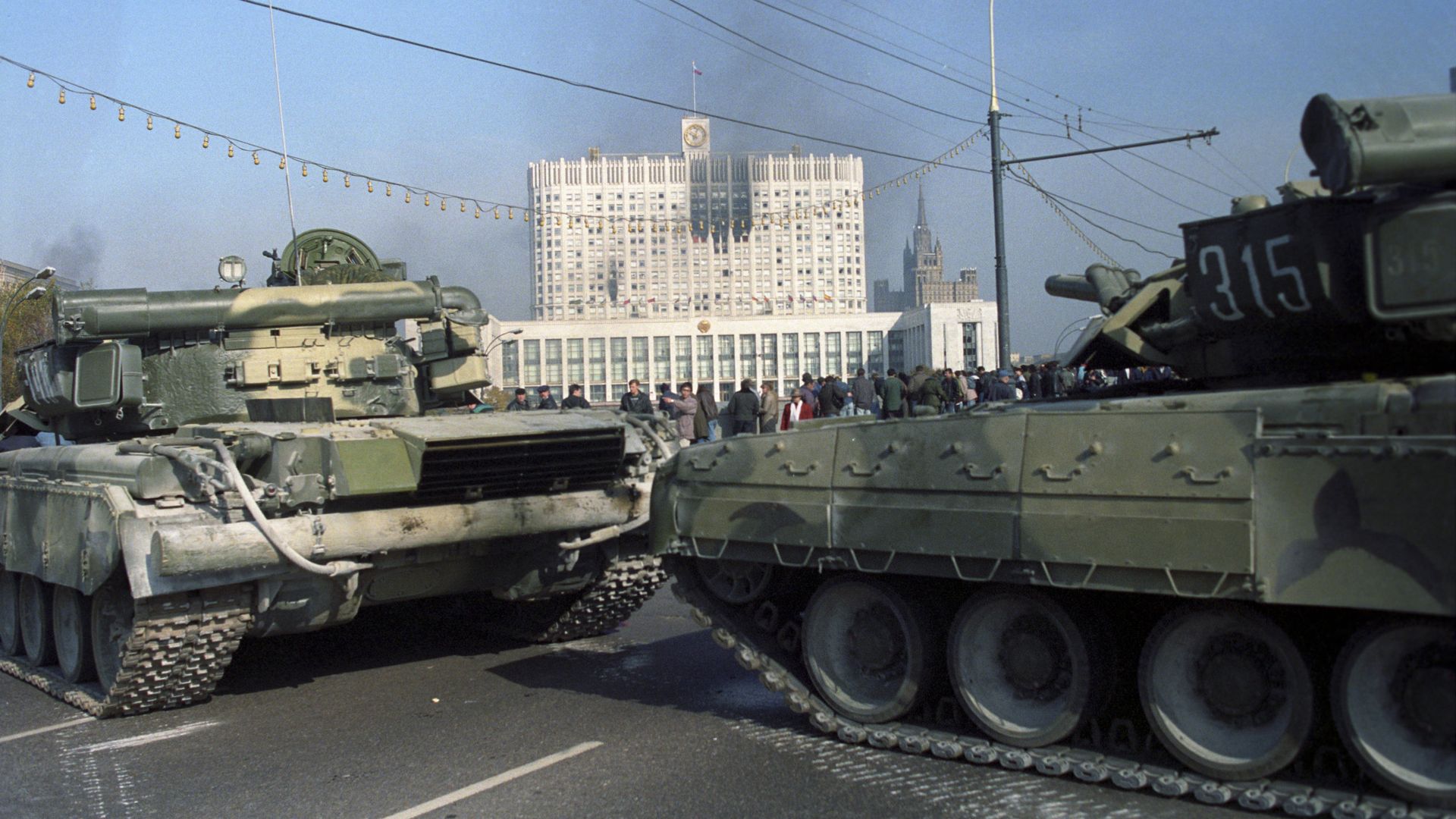 Танки у Дома Советов России, 4 октября 1993 Танки у Дома Советов России, 4 октября 1993 - РИА Новости, 1920, 05.10.2023