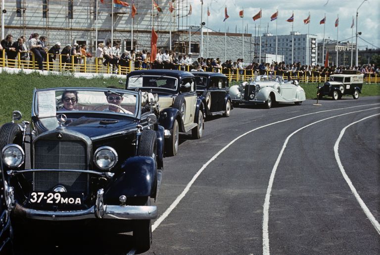 Редкие экземпляры на параде старинных автомобилей на стадионе Лужники