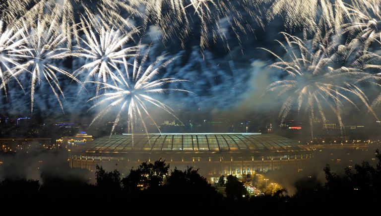 Салют над стадионом Лужники во время церемонии открытия XIV чемпионата мира по легкой атлетике в Москве Салют над стадионом Лужники во время церемонии открытия XIV чемпионата мира по легкой атлетике в Москве
