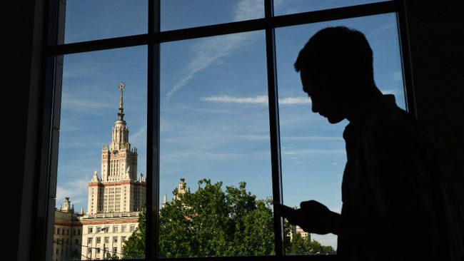 Вид на здание Московского государственного университета имени М.В. Ломоносова из ломоносовского корпуса Вид на здание Московского государственного университета имени М.В. Ломоносова из ломоносовского корпуса