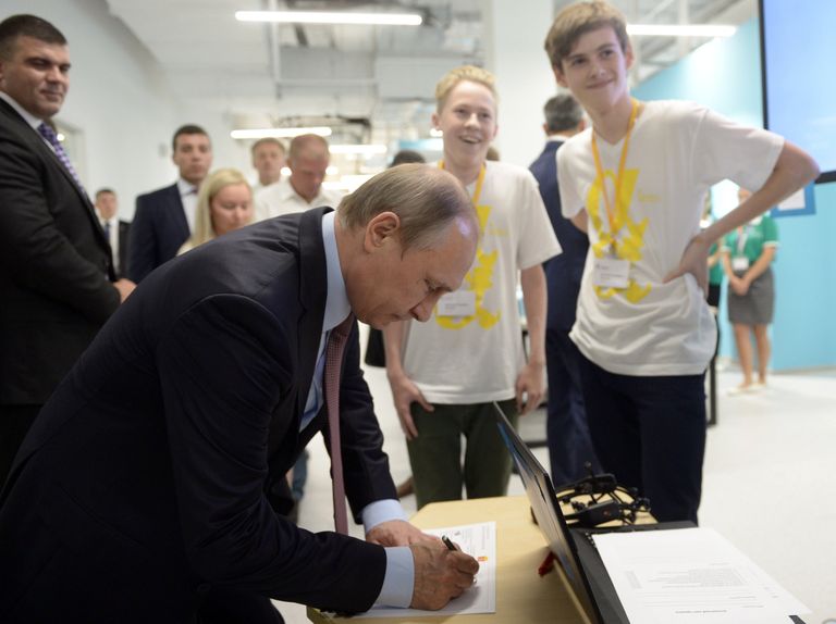 Президент РФ Владимир Путин во время посещения образовательного центра для одарённых детей Сириус в Сочи Президент РФ Владимир Путин во время посещения образовательного центра для одарённых детей Сириус в Сочи