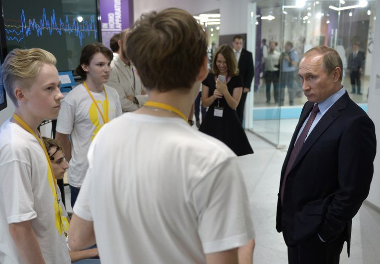 Президент РФ Владимир Путин во время общения с участниками итоговой проектной смены во время посещения образовательного центра для одарённых детей Сириус Президент РФ Владимир Путин во время общения с участниками итоговой проектной смены во время посещения образовательного центра для одарённых детей Сириус