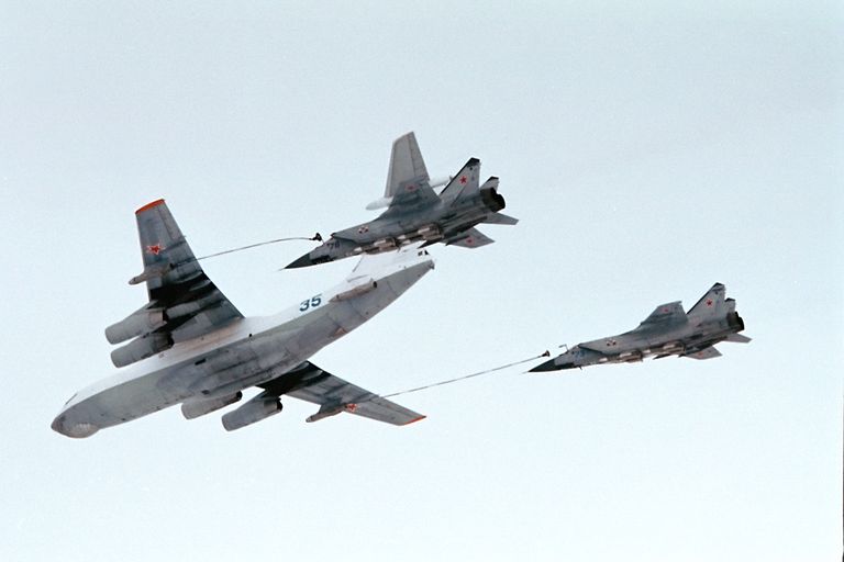 Самолет-заправщик Ил-78 российских ВВС в ходе дозаправки истребителей-перехватчиков МИГ-31