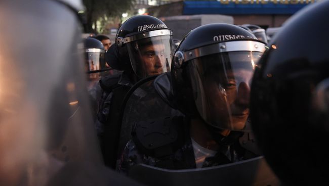 Группа полицейского спецназа на улице близ захваченного в Ереване здания полка патрульно-постовой службы Группа полицейского спецназа на улице близ захваченного в Ереване здания полка патрульно-постовой службы