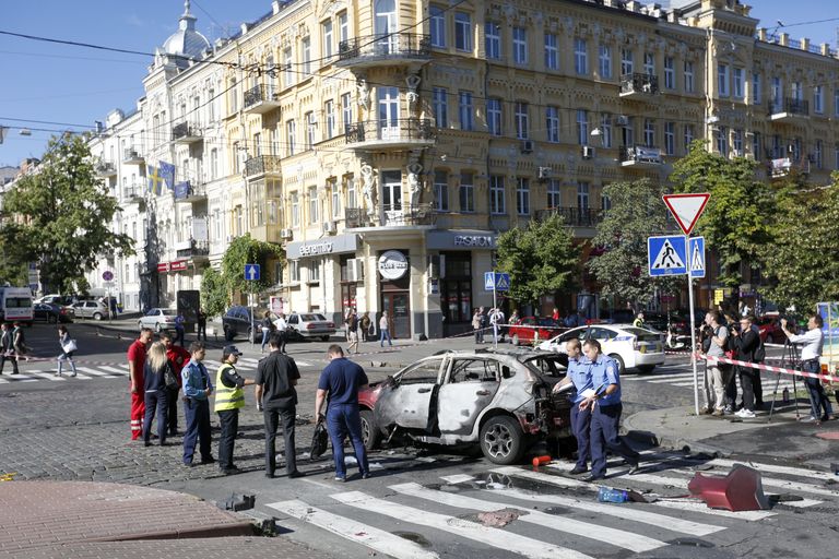 Сотрудники правоохранительных органов на месте взрыва автомобиля, в результате которого погиб журналист Павел Шеремет. Киев, Украина. 20 июля 2016 Сотрудники правоохранительных органов на месте взрыва автомобиля, в результате которого погиб журналист Павел Шеремет. Киев, Украина. 20 июля 2016