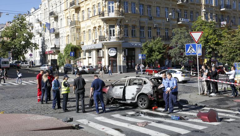 Сотрудники правоохранительных органов на месте взрыва автомобиля, в результате которого погиб журналист Павел Шеремет. Киев, Украина. 20 июля 2016 Сотрудники правоохранительных органов на месте взрыва автомобиля, в результате которого погиб журналист Павел Шеремет. Киев, Украина. 20 июля 2016