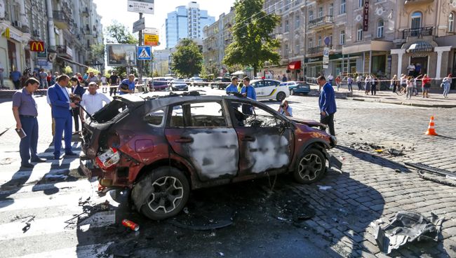 Сотрудники правоохранительных органов на месте взрыва автомобиля, в результате которого погиб журналист Павел Шеремет. Киев, Украина. 20 июля 2016 Сотрудники правоохранительных органов на месте взрыва автомобиля, в результате которого погиб журналист Павел Шеремет. Киев, Украина. 20 июля 2016
