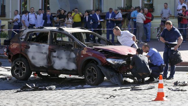 Сотрудники правоохранительных органов на месте взрыва автомобиля, в результате которого погиб журналист Павел Шеремет. Архивное фото Сотрудники правоохранительных органов на месте взрыва автомобиля, в результате которого погиб журналист Павел Шеремет. Архивное фото