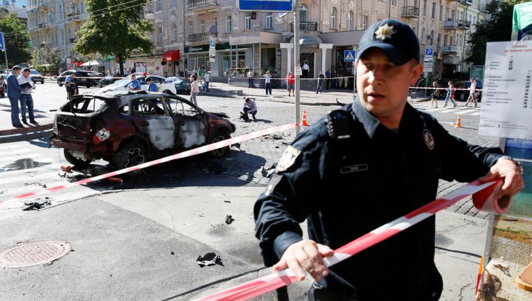 Сотрудник правоохранительных органов на месте взрыва автомобиля, в результате которого погиб журналист Павел Шеремет. Киев, Украина. 20 июля 2016 Сотрудник правоохранительных органов на месте взрыва автомобиля, в результате которого погиб журналист Павел Шеремет. Киев, Украина. 20 июля 2016