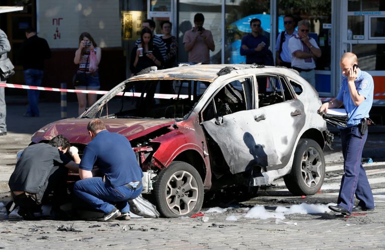 Сотрудники правоохранительных органов на месте взрыва автомобиля, в результате которого погиб журналист Павел Шеремет. Киев, Украина. 20 июля 2016 Сотрудники правоохранительных органов на месте взрыва автомобиля, в результате которого погиб журналист Павел Шеремет. Киев, Украина. 20 июля 2016