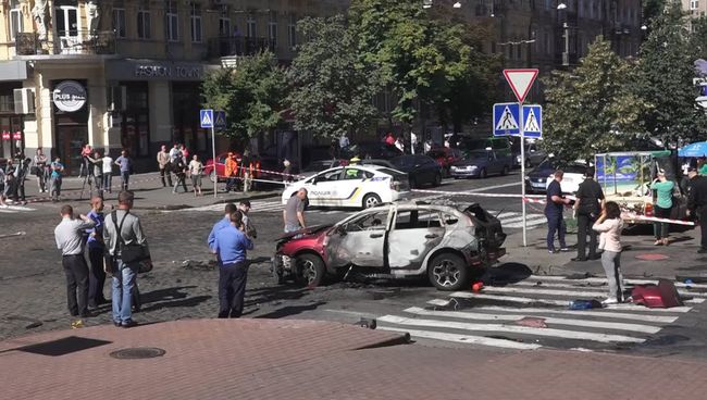 Кадры с места гибели журналиста Павла Шеремета при взрыве автомобиля в Киеве Кадры с места гибели журналиста Павла Шеремета при взрыве автомобиля в Киеве