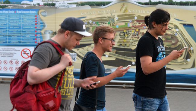 Молодые люди играют в Pokemon Go у Казанского кремля. Архивное фото Молодые люди играют в Pokemon Go у Казанского кремля. Архивное фото