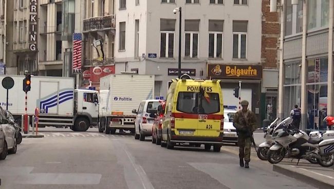 Военный недалеко от места нахождения предполагаемого террориста в Брюсселе. Архивное фото Военный недалеко от места нахождения предполагаемого террориста в Брюсселе. Архивное фото