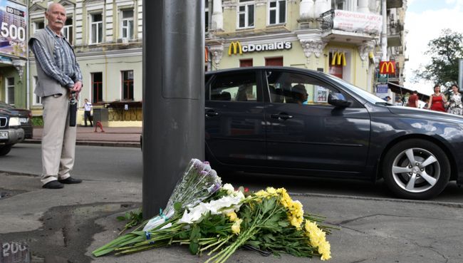 Цветы и свечи на месте гибели журналиста Павла Шеремета в Киеве Цветы и свечи на месте гибели журналиста Павла Шеремета в Киеве