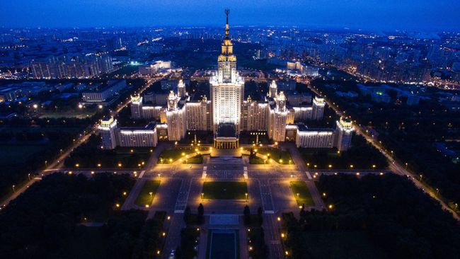 Здание Московского государственного университета имени М.В. Ломоносова в Москве. Архивное фото