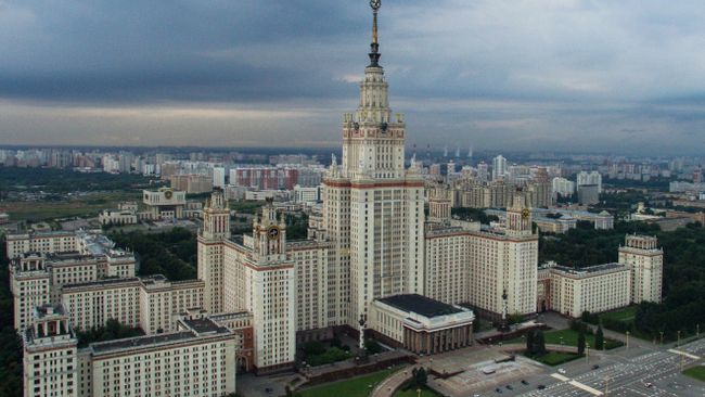 Здание Московского государственного университета имени М.В. Ломоносова в Москве. Архивное фото Здание Московского государственного университета имени М.В. Ломоносова в Москве. Архивное фото