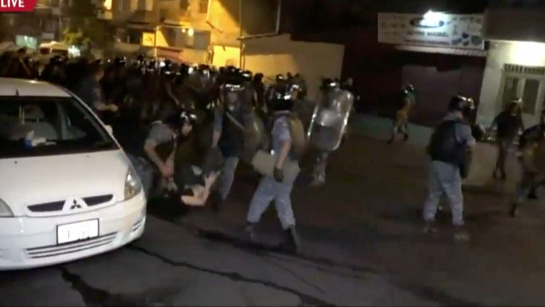 Ереванцы закидали полицейских камнями на акции протеста у здания полка ППС
