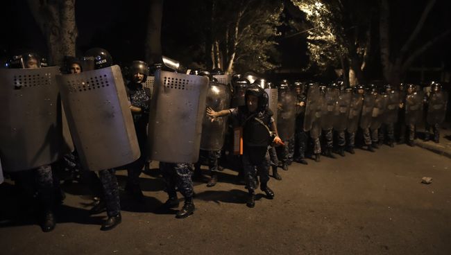 Группа полицейского спецназа близ захваченного в Ереване здания полка ППС