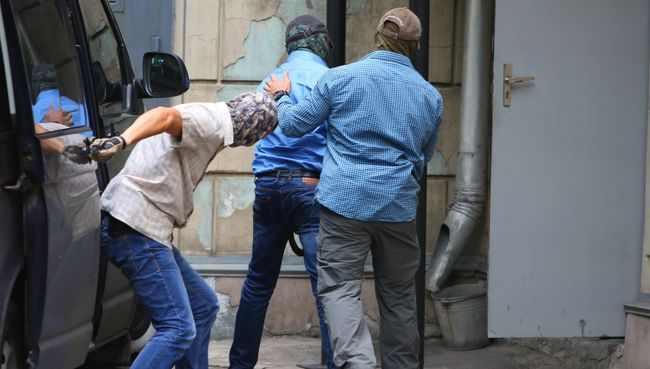 Доставка задержанного руководителя управления собственной безопасности Главного управления межведомственного взаимодействия и собственной безопасности СК РФ Александра Ламонова в Лефортовский суд. Архивное фото Доставка задержанного руководителя управления собственной безопасности Главного управления межведомственного взаимодействия и собственной безопасности СК РФ Александра Ламонова в Лефортовский суд. Архивное фото