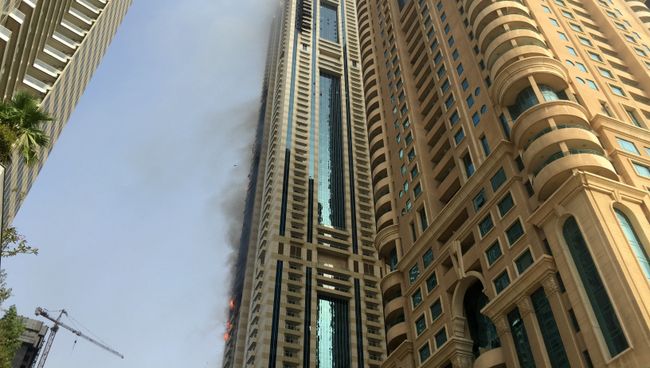 Пожар в небоскребе Sulafa Tower в популярном районе Дубая Dubai Marina Пожар в небоскребе Sulafa Tower в популярном районе Дубая Dubai Marina