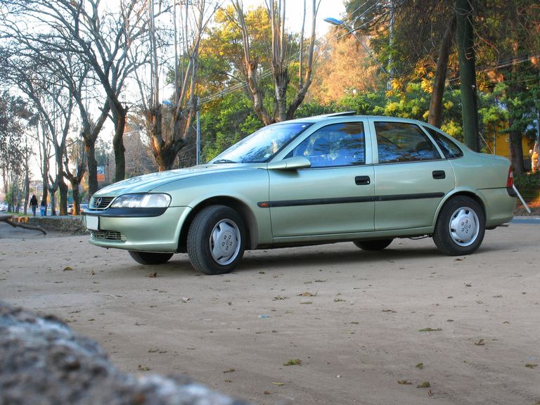 Автомобиль Opel Vectra 1997 года выпуска Автомобиль Opel Vectra 1997 года выпуска