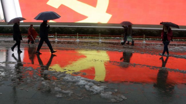 Флаг Коммунистической партии Китая на площади Тяньаньмэнь в Пекина, КНР. Архивное фото Флаг Коммунистической партии Китая на площади Тяньаньмэнь в Пекина, КНР. Архивное фото