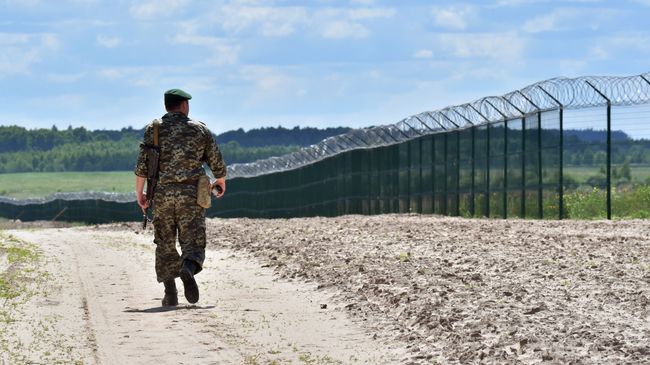Украинский пограничник на участке российско-украинской границы. Архивное фото Украинский пограничник на участке российско-украинской границы. Архивное фото