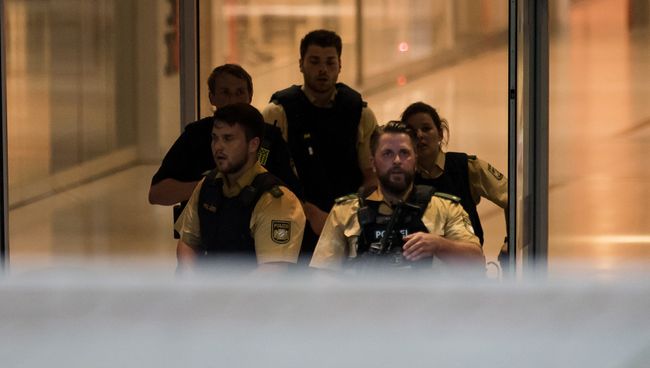 Сотрудники полиции в торговом центре Мюнхена, где произошла стрельба. 22 июля 2016