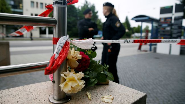 Цветы у места трагедии в Мюнхене, 23 июля 2016 года Цветы у места трагедии в Мюнхене, 23 июля 2016 года