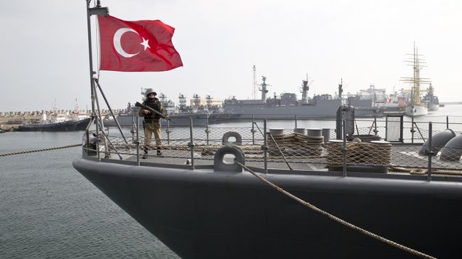 Турецкий военный на борту фрегата Turgutreis Турецкий военный на борту фрегата Turgutreis
