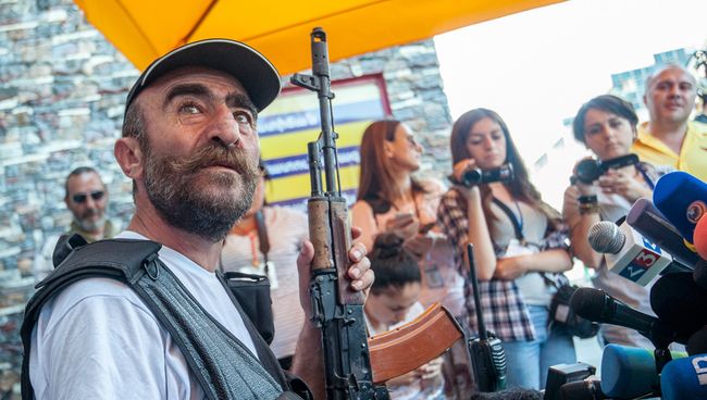 Лидер группы Сасна црер Павлик Манукян на территории захваченного полка полиции в Ереване. Архивное фото Лидер группы Сасна црер Павлик Манукян на территории захваченного полка полиции в Ереване. Архивное фото