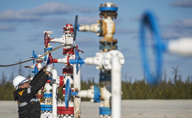 Сотрудник ООО РН-Пурнефтегаз, дочернего предприятия ОАО НК Роснефть, на Барсуковском месторождении в Ямало-Ненецком автономном округе
