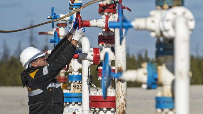 Сотрудник ООО РН-Пурнефтегаз, дочернего предприятия ОАО НК Роснефть, на Барсуковском месторождении в Ямало-Ненецком автономном округе Сотрудник ООО РН-Пурнефтегаз, дочернего предприятия ОАО НК Роснефть, на Барсуковском месторождении в Ямало-Ненецком автономном округе