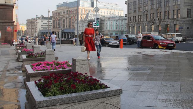 Горожане на Тверской улице. Архивное фото Горожане на Тверской улице. Архивное фото
