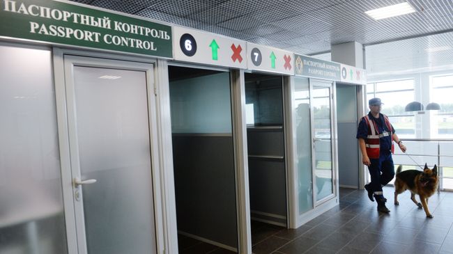 Паспортный контроль в аэропорту. Архивное фото Паспортный контроль в аэропорту. Архивное фото