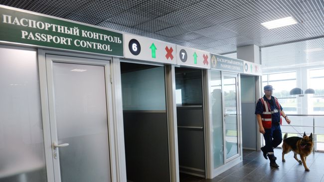 Паспортный контроль в аэропорту. Архивное фото Паспортный контроль в аэропорту. Архивное фото