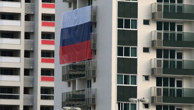 Флаг России на здании в олимпийской деревне в Рио-де-Жанейро, Бразилия. 25 июля 2016 Флаг России на здании в олимпийской деревне в Рио-де-Жанейро, Бразилия. 25 июля 2016