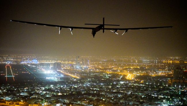 Самолет на солнечный батареях Solar Impulse 2 перед посадкой в Абу-Даби Самолет на солнечный батареях Solar Impulse 2 перед посадкой в Абу-Даби