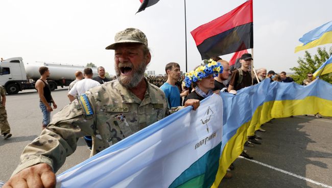 Украинские активисты блокируют движение крестного хода в Борисполе. Архивное фото Украинские активисты блокируют движение крестного хода в Борисполе. Архивное фото
