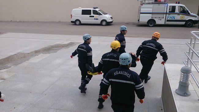 Сотрудники экстренных служб Азербайджана