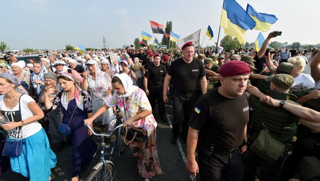 Украинские активисты блокируют движение крестного хода в Борисполе. 25 июля 2016 Украинские активисты блокируют движение крестного хода в Борисполе. 25 июля 2016