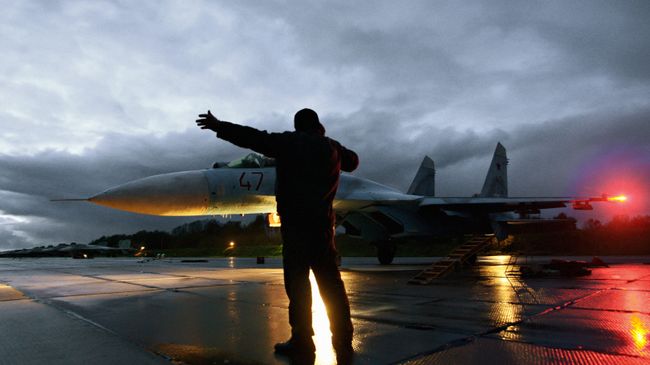 Военный техник дает отмашку на взлет истребителя Су-27. Архивное фото Военный техник дает отмашку на взлет истребителя Су-27. Архивное фото