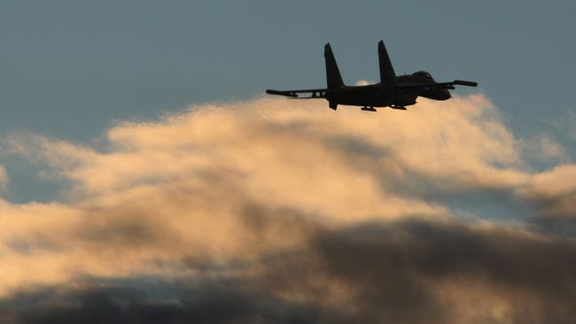 Полет истребителя Су-27. Архивное фото Полет истребителя Су-27. Архивное фото
