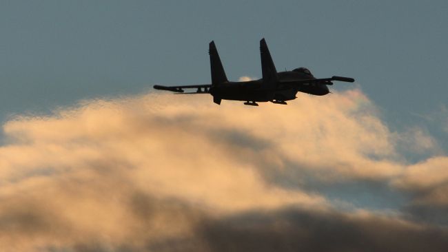 Полет истребителя Су-27. Архивное фото Полет истребителя Су-27. Архивное фото