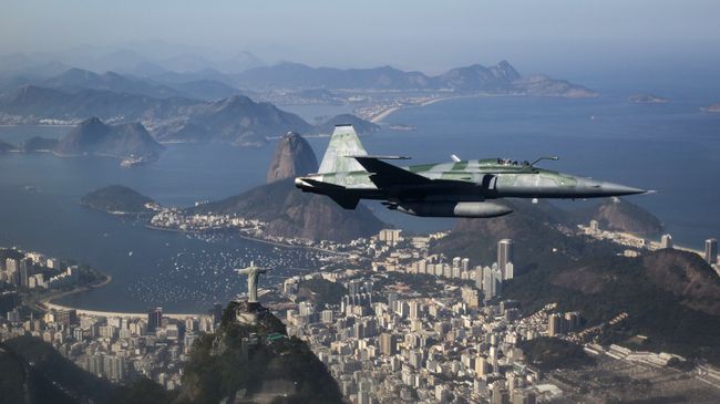 Истребитель вооруженных сил Бразилии F-5 над Рио-де-Жанейро Истребитель вооруженных сил Бразилии F-5 над Рио-де-Жанейро