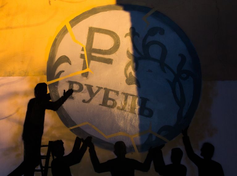 Граффити в поддержку рубля на стене дома № 42 по улице Боровой в Санкт-Петербурге Граффити в поддержку рубля на стене дома № 42 по улице Боровой в Санкт-Петербурге