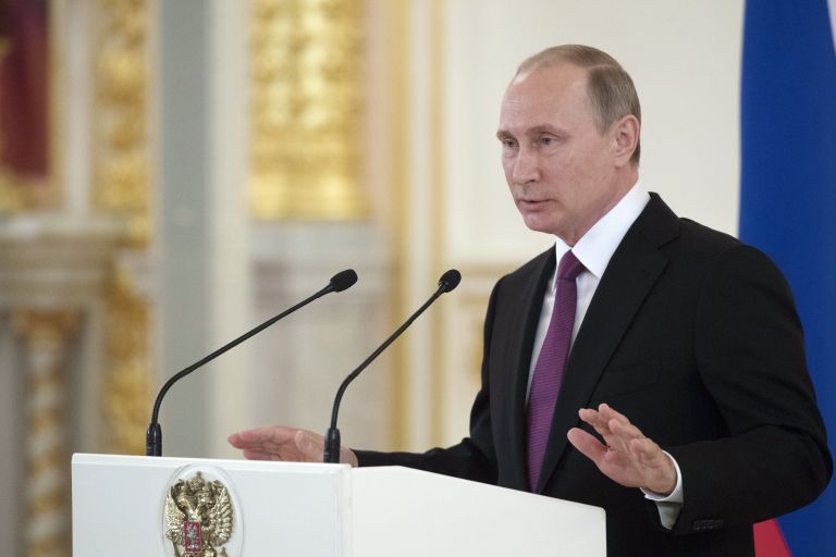 Президент России Владимир Путин выступает на встрече в Кремле с членами олимпийской сборной России в преддверии ее проводов для участия в Олимпийских играх в Рио-де-Жанейро 