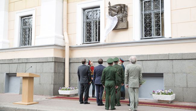 Памятная доска в честь финского маршала Карла Густава Маннергейма в Санкт-Петербурге. Архивное фото Памятная доска в честь финского маршала Карла Густава Маннергейма в Санкт-Петербурге. Архивное фото