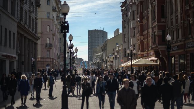 Прохожие на улице Арбат в Москве Прохожие на улице Арбат в Москве