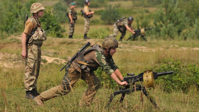 Украинские военнослужащие на полигоне во время учений. Архивное фото Украинские военнослужащие на полигоне во время учений. Архивное фото